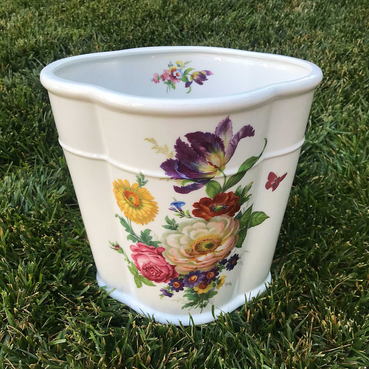 Decorated with flowers porcelain waste basket for bathroom