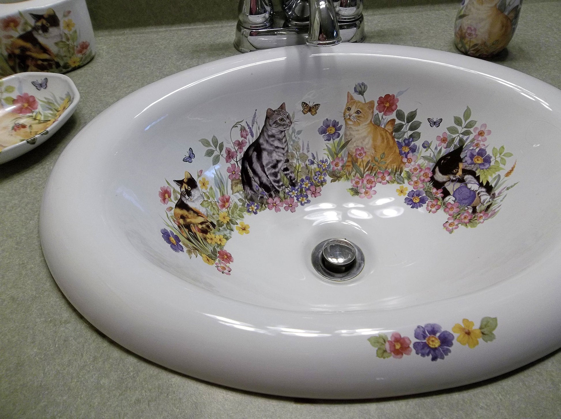 Bathroom with Cats in the Garden Painted sink and matching cat ceramic bathroom accessories.